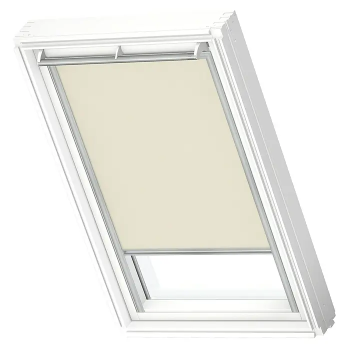 Velux Dachfensterrollo RFL PK08 1086S - Farbe: Hellbeige - 1086S, Farbe Schiene: Aluminium, Manuell - Ein weißes Dachfenster mit einem beigen Rollo, das teilweise heruntergelassen ist, um das Licht zu dimmen.