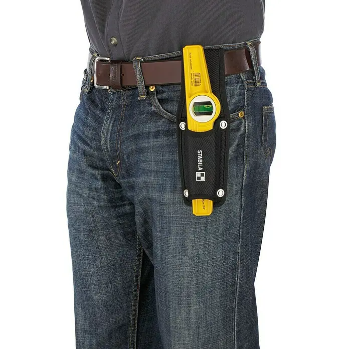 Stabila Torpedo-Wasserwaage Type 81 S REM - 25 cm, Anzahl Libellen: 2 Stk. - Gelbe STABILA Wasserwaage im Holster am Gürtel einer Person. Das Holster ist schwarz und hat weiße Akzente.