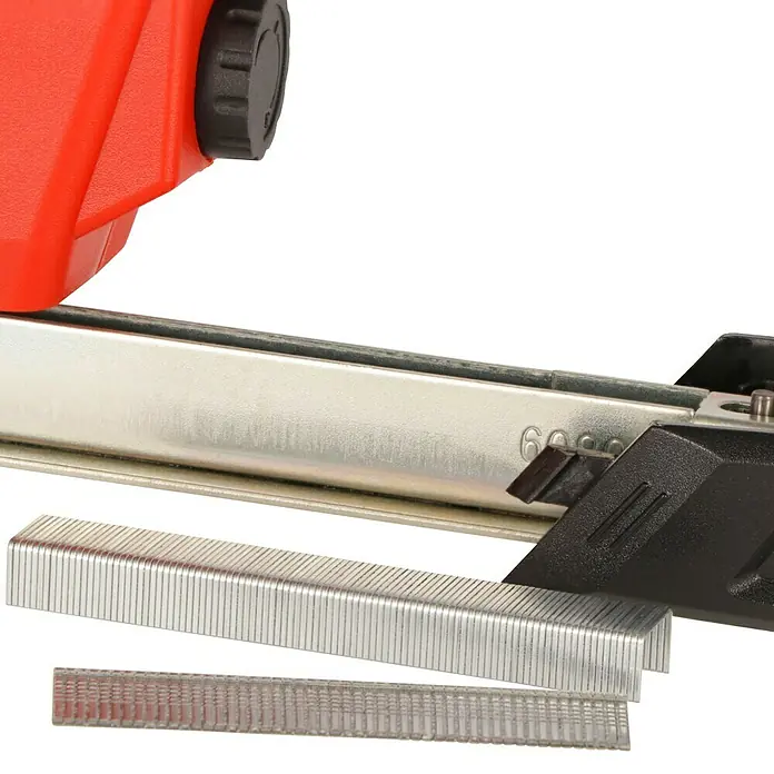 Einhell Elektrotacker - Klammertiefe: 6 mm - 14 mm - Nahaufnahme eines roten Tackergeräts mit silbernen Klammern. Ideal für Büroarbeiten und Heimwerkerprojekte mit dem Tacker.