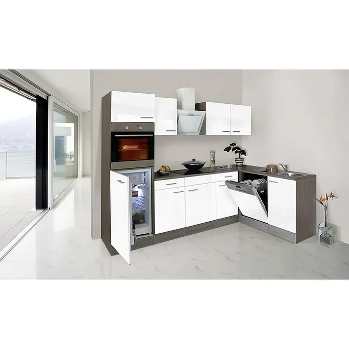 Respekta Winkelküche Oliver - B x T: 280 x 172 cm, Weiß, Mit Elektrogeräten - Moderne Küche mit weißen Schränken, integriertem Kühlschrank, Geschirrspüler und Blick auf eine Terrasse mit Meerblick.