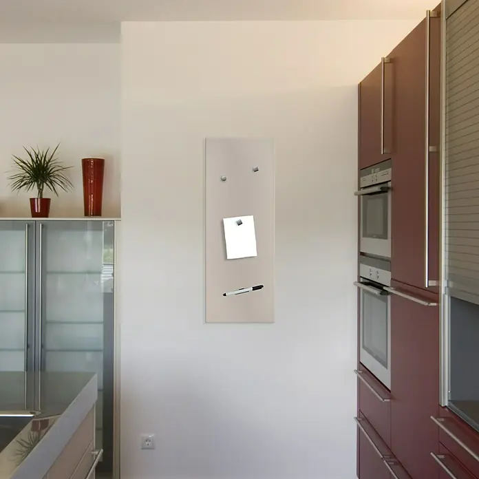 ProArt Memoboard - Beige, 80 x 30 cm - Kücheninterieur mit einer Magnettafel an der Wand, an der eine Notiz und ein Stift befestigt sind, neben roten Schränken und Regalen.