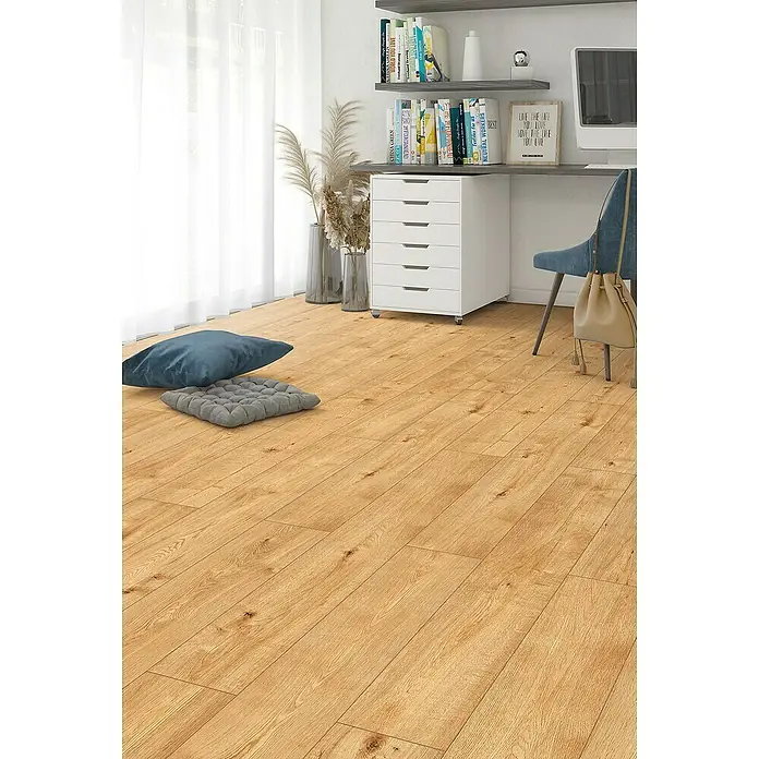Classen Designboden Pro Nature - Camac, Landhausdiele, 1.290 x 203 x 4 mm - Elegantes Interieur mit einem hellen Holzboden, der eine warme und einladende Atmosphäre schafft. Perfekt für ein stilvolles Zuhause.