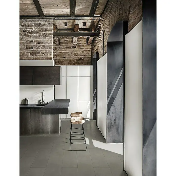 Classen Designboden Pro Nature - Killelton, Fliese, 638 x 310 x 4 mm - Elegantes Küchendesign mit dunklen Arbeitsplatten, weißen Schränken und Barhockern unter rustikalen Holzbalken für einen modernen Industrie-Look.