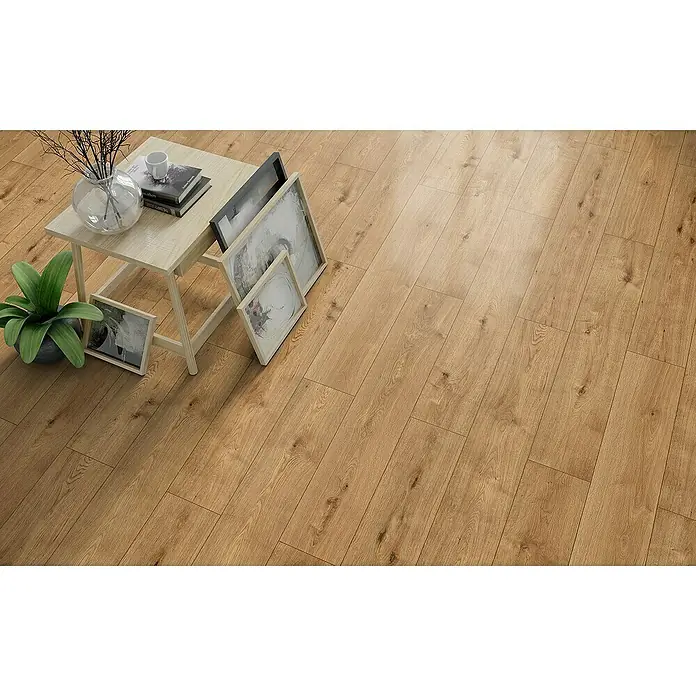 Classen Designboden Pro Nature - Brosna, Landhausdiele, 1.290 x 203 x 4 mm - Ein modernes Wohnzimmer mit hellem Laminatboden, der eine warme und einladende Atmosphäre schafft. Perfekt für ein stilvolles Zuhause.
