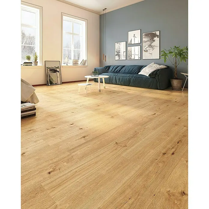 Classen Designboden Pro Nature - Fergus, Landhausdiele, 1.290 x 203 x 4 mm - Ein helles Wohnzimmer mit einem schönen Holzboden, der dem Raum Wärme und Eleganz verleiht. Der Boden ist das Highlight dieses Bildes.