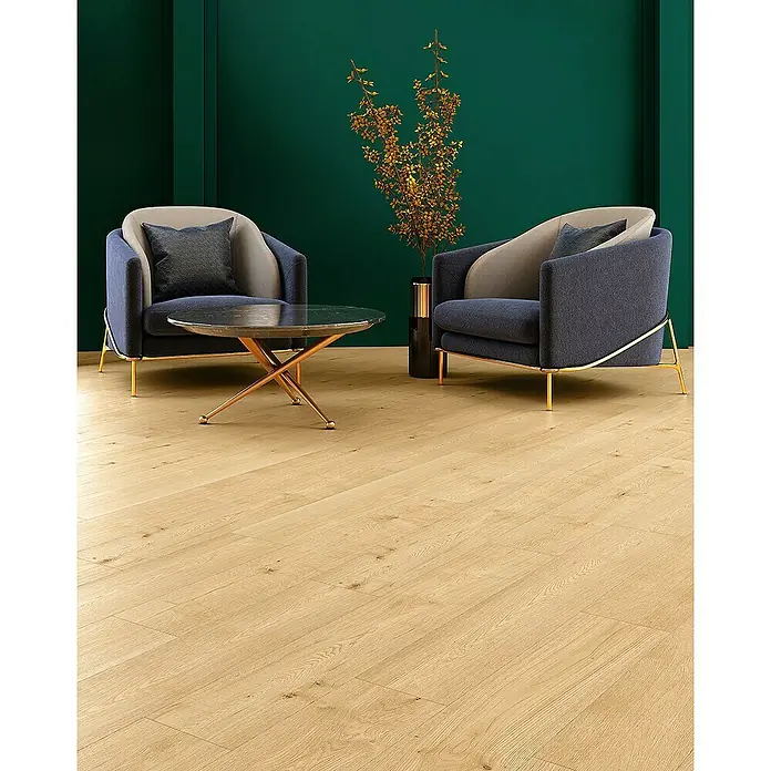 Classen Designboden Pro Nature - Dennett, Landhausdiele, 1.290 x 203 x 4 mm - Einladung zum Entspannen: Zwei elegante Sessel mit passendem Tisch in stilvollem Ambiente.