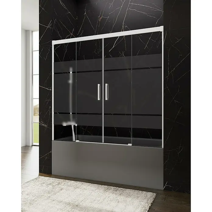 GME Mampara para bañera Basic Spazio - An x Al: 162 x 150 cm, Vidrio serigrafiado, Blanco - Imagen de un baño que presenta una moderna mampara de bañera con puertas correderas y franjas de vidrio esmerilado sobre pared mármol oscura.