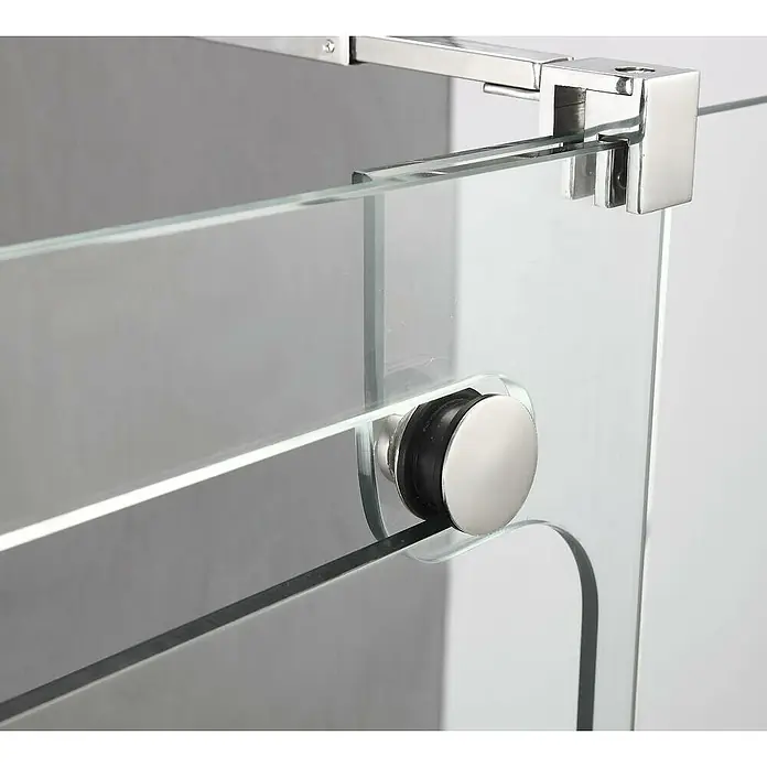 GME Mampara de ducha frontal Vetrum Spazio - 190 x 202 cm, Espesor de vidrio: 10 mm, Cromo - Primer plano de una cabina de ducha con elegantes herrajes cromados y vidrio transparente, mostrando la alta calidad.