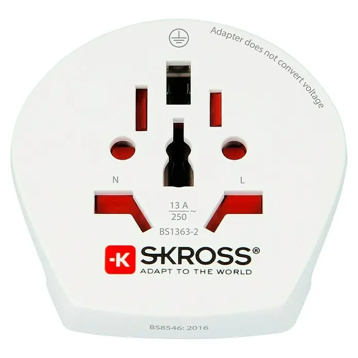 Skross Reiseadapter World to Europe - Netzsteckertyp Reiseadapter: Typ E+F (CEE 7/7), Weiß - Nahaufnahme eines weißen SKROSS®-Reiseadapters, der für verschiedene Steckdosentypen geeignet ist, aber keine Spannungswandlung bietet.