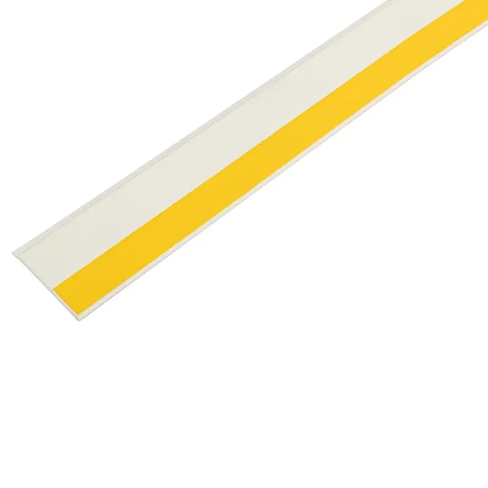 Schellenberg Flachleiste - 1,5 m x 50 mm x 2,5 mm, Weiß - Nahaufnahme eines weißen Kabelkanals mit gelbem Klebeband. Ideal zur sauberen Kabelführung im Büro oder Zuhause.
