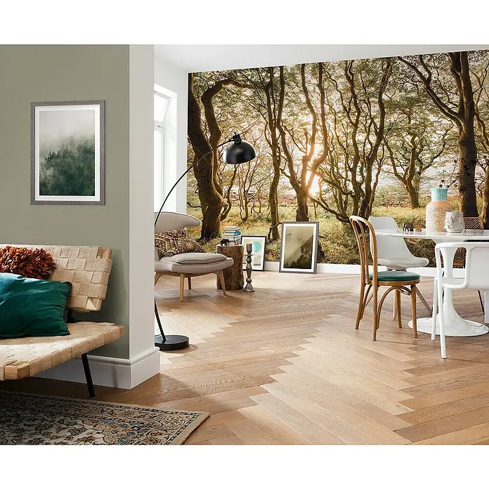 Komar Infinity 2 Fototapete Bold Birch - Dunkel, B x H: 400 x 250 cm, Vlies - Wohnraum mit einer Tapete mit Waldmotiv, einem hellen Holzboden im Fischgrätmuster und einer minimalistischen Einrichtung mit grünen Akzenten.