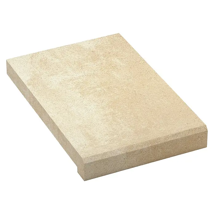 SAS Tessera Poolrandplatte - 32,8 x 50 x 6 cm, Beige/Grau, Beton - Nahaufnahme eines einzelnen Pflastersteins aus hellem Beton, ideal für Gartenwege oder Terrassen, auf schwarzem Hintergrund.
