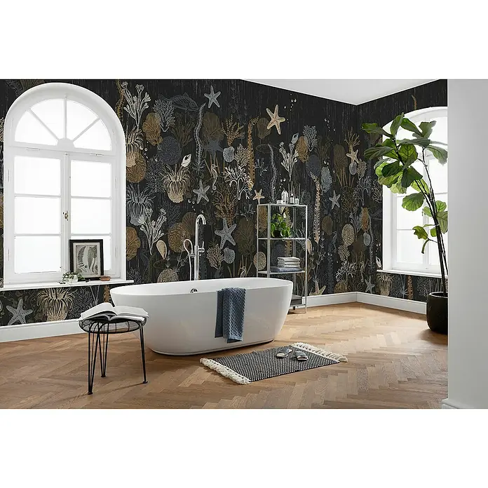 Komar Infinity 2 Fototapete Grande Giardino - B x H: 300 x 250 cm, Vlies - Elegantes Badezimmer mit freistehender Badewanne vor einer Wand mit Meeresmotiven, ergänzt durch natürliche Elemente und sanftes Licht.