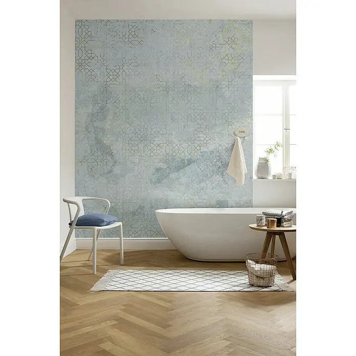 Komar Infinity 2 Fototapete Jaunty Jewels - B x H: 200 x 250 cm, Vlies - Elegantes Badezimmer mit einer stilvollen Badewanne, einem Stuhl mit Kissen und einem dekorativen Teppich auf einem Holzboden.