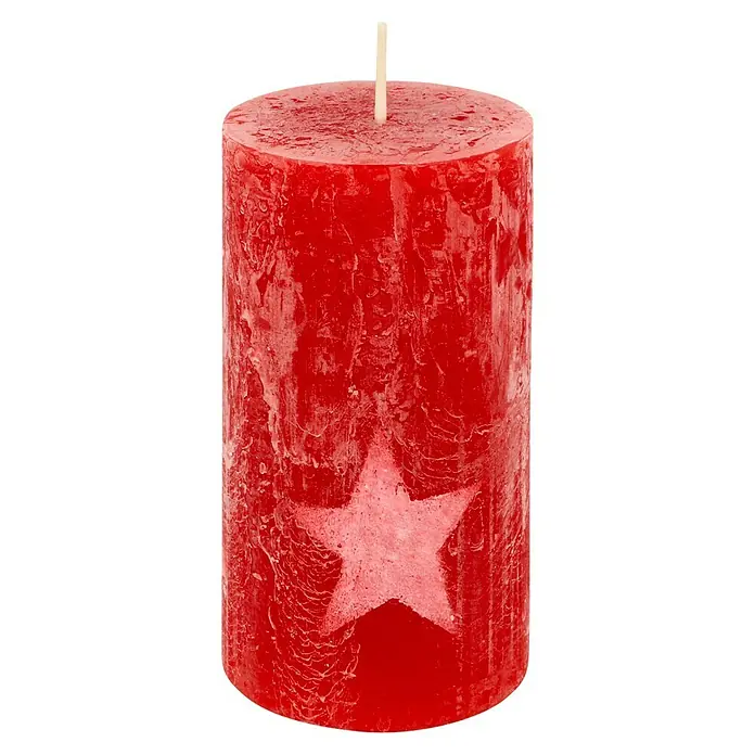 Stumpenkerze Tilda - Ø x H: 6 x 11 cm, Rubin - Rote Stumpenkerze mit Sternmuster, die eine gemütliche und festliche Atmosphäre schafft. Perfekt für Weihnachten oder andere besondere Anlässe.