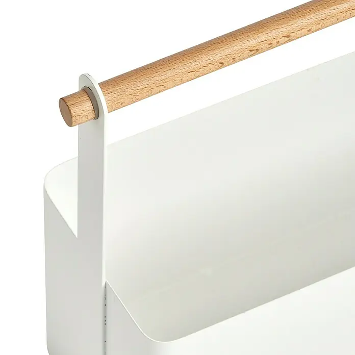 KorbL x B x H: 24 x 31,5 x 12 cm, Weiß - Ein elegantes, weißes Aufbewahrungskörbchen mit einem Griff aus hellem Holz, ideal für Büro oder Küche, bietet stilvolle Ordnung.