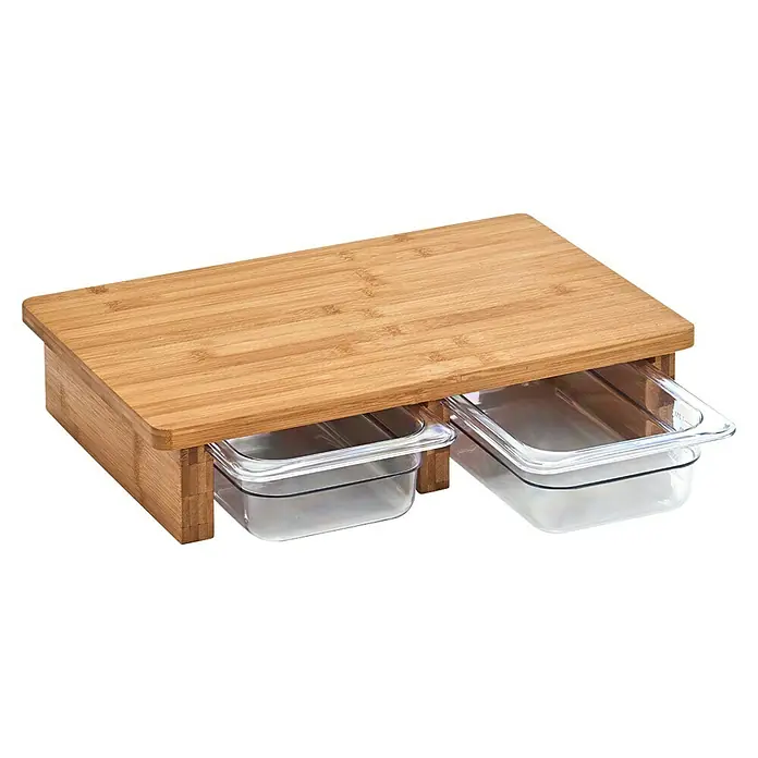 Schneidebrett - 40,5 x 26,5 x 8,5 cm, Bambus - Ein hölzernes Schneidebrett mit zwei durchsichtigen Behältern darunter, ideal für die Küchenorganisation und Zubereitung.