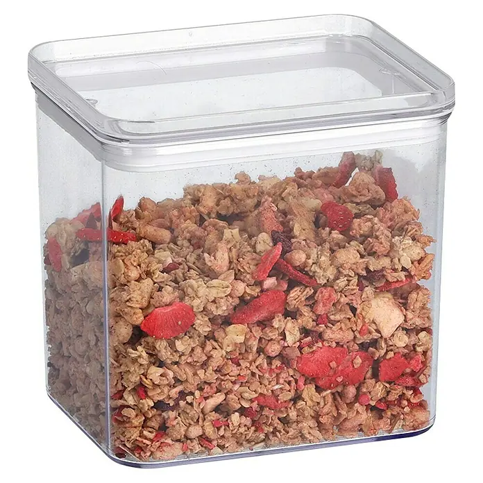 Vorratsdosen-Set - L x B x H: 18,5 x 12,8 x 10,4 cm, Kunststoff, Transparent - Klarsichtbehälter mit Müsli. Der Behälter ist quadratisch mit einem durchsichtigen Deckel und gefüllt mit leckerem Müsli mit Erdbeeren.