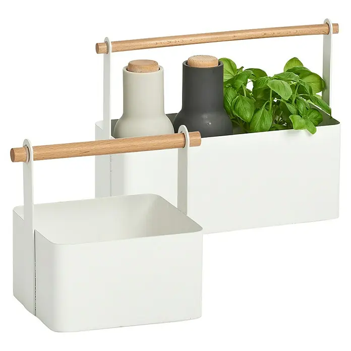 Korb - L x B x H: 24 x 31,5 x 12 cm, Weiß - Zwei weiße Küchenbehälter mit Holzgriffen, einer leer und der andere mit Gewürzen und Basilikum gefüllt.
