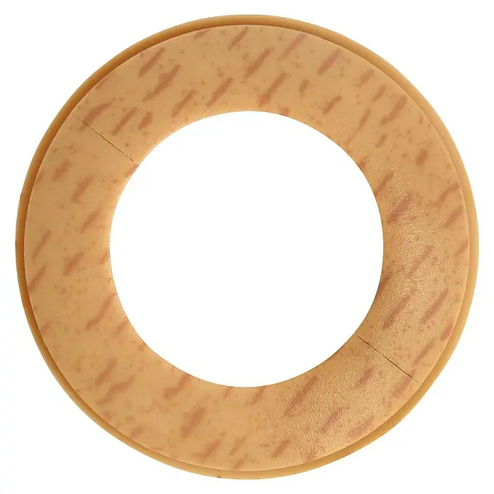 LOGOCLIC Rohrrosette - Buche, 2 Stk., Kunststoff - Hautfarbener Stomaring mit dunkleren Flecken und einem schwarzen Loch in der Mitte, isoliert auf schwarzem Hintergrund.