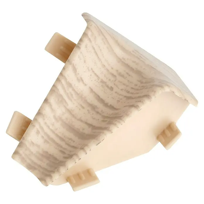 LOGOCLIC Innenecke K40 C - Eiche Arizona, 2 Stk., Passend für: LOGOCLIC Sockelleiste K40 C - Nahaufnahme einer hellbraunen Kunststoff-Eckabdeckung mit Holzmaserung, die ein sauberes und professionelles Finish für Bodenbeläge bietet.