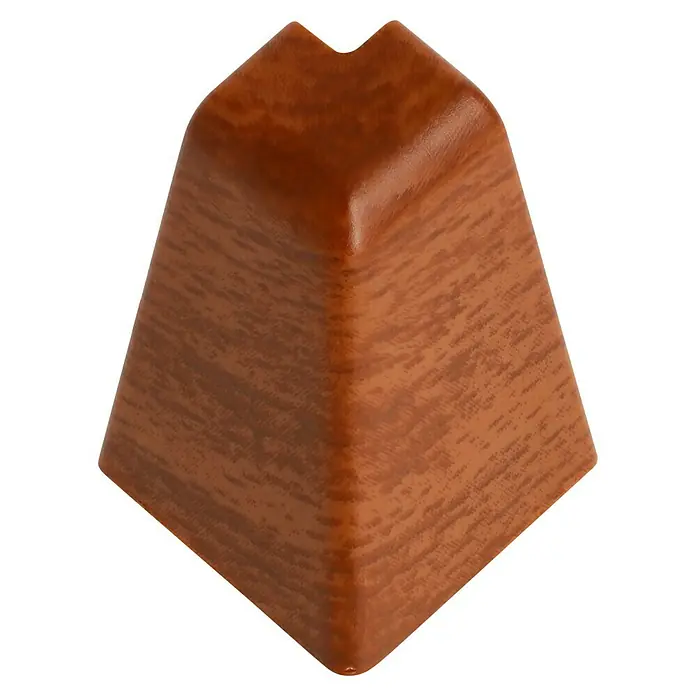 LOGOCLIC Außenecke K40 C - Kastanie, 2 Stk., Passend für: LOGOCLIC Sockelleiste K40 C - Nahaufnahme einer braunen Eckabdeckung aus Kunststoff mit Holzstruktur auf schwarzem Hintergrund.