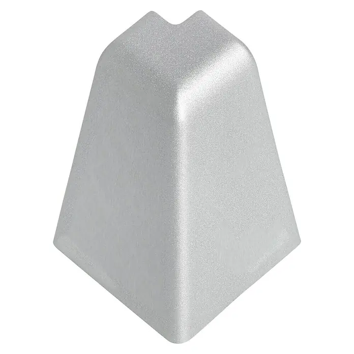 LOGOCLIC Außenecke K40 C - Silber, 2 Stk., Passend für: LOGOCLIC Sockelleiste K40 C - Nahaufnahme eines weißen, würfelförmigen Eckschutzes auf schwarzem Hintergrund, ideal um Stöße zu absorbieren und Ecken zu schützen.
