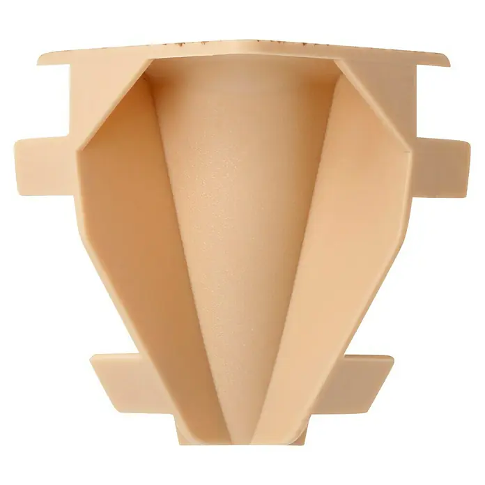 LOGOCLIC Innenecke K40 C - Birke, 2 Stk., Passend für: LOGOCLIC Sockelleiste K40 C - Das Bild zeigt einen beigen Kaffeefilterhalter aus Kunststoff, der eine V-Form hat und sich für die Zubereitung von Filterkaffee eignet.
