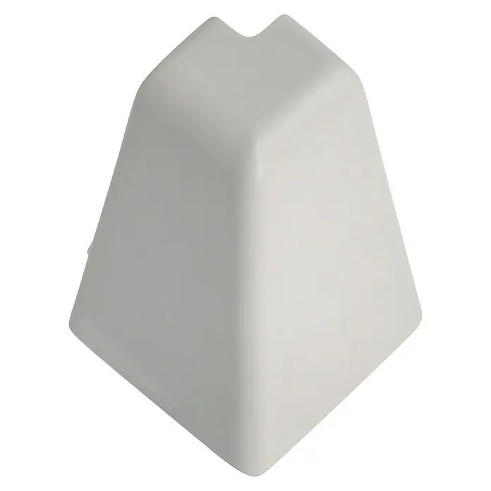 LOGOCLIC Außenecke K40 C - Grau, 2 Stk., Passend für: LOGOCLIC Sockelleiste K40 C - Nahaufnahme einer weißen Eckabdeckung. Sie hat eine glatte Oberfläche und abgerundete Kanten und schützt vor scharfen Ecken.