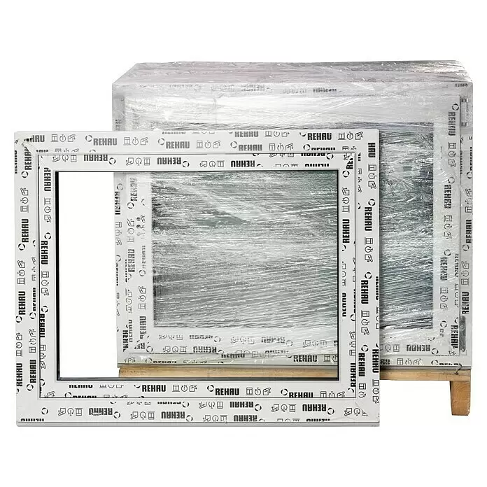 Solid Elements Ventana de PVC Basic - 100 x 80 cm, Acristalamiento: x 3, Apertura según normativa: Derecha, Blanco - Marcos de ventana REHAU de PVC blanco apilados en un palet, envueltos en film protector.