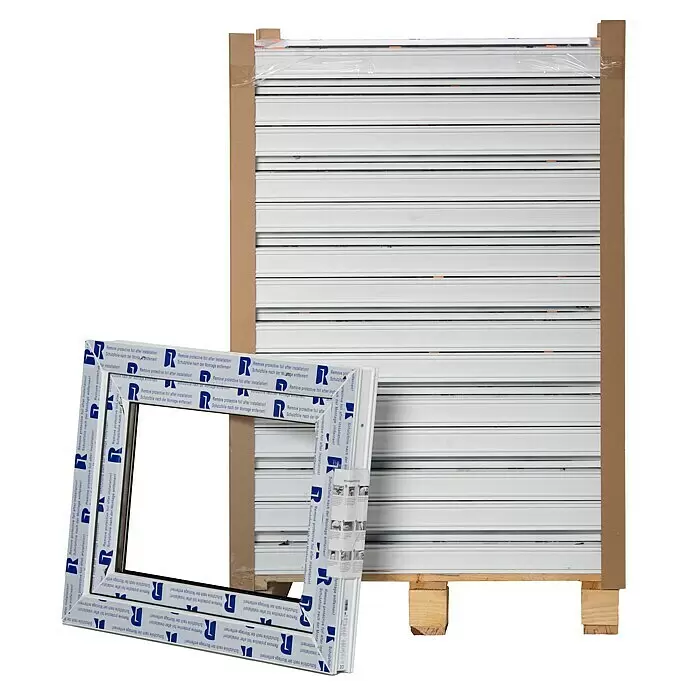 Solid Elements Ventana para sótano - An x Al: 80 x 60 cm, Apertura según normativa: Derecha, Blanco - Pila de perfiles de ventana de PVC blancos en palet de madera con un marco de ventana blanco separado, protegido por lámina azul, listo para instalar.