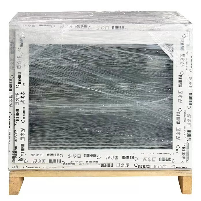 Solid Elements Ventana de PVC Basic - 100 x 80 cm, Acristalamiento: x 3, Apertura según normativa: Derecha, Blanco - Marcos de ventanas de PVC blancos apilados en un palet de madera, envueltos en film protector transparente con marca REHAU.