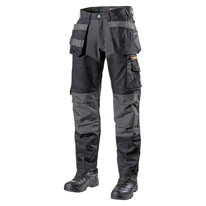 L.Brador Arbeitshose - Konfektionsgröße: 52, Schwarz, Grau - Bild von schwarzer Arbeitshose mit vielen Taschen und dazu passenden Arbeitsschuhen. Diese robuste Hose ist ideal für Handwerker.