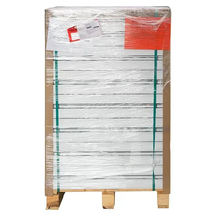 Solid Elements Ventana para sótano - An x Al: 80 x 60 cm, Apertura según normativa: Derecha, Blanco - Pila paletizada de paneles blancos, asegurada con correas verdes y envuelta en plástico, con etiquetas de envío encima, lista para el transporte.