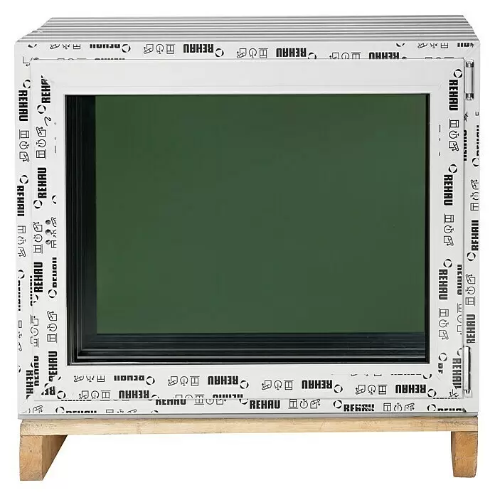 Solid Elements Ventana de PVC Basic - 100 x 80 cm, Acristalamiento: x 3, Apertura según normativa: Derecha, Blanco - Pila de marcos de ventana de PVC blancos con vidrio verde oscuro, envueltos en film protector 'REHAU', sobre un palet de madera.
