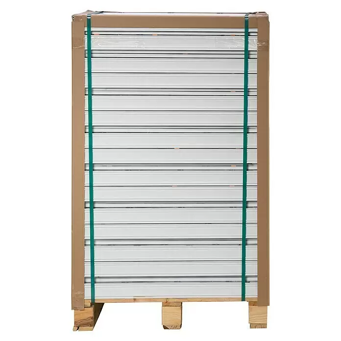 Solid Elements Ventana para sótano - An x Al: 80 x 60 cm, Apertura según normativa: Derecha, Blanco - Pila de perfiles/paneles blancos envueltos en plástico, con protectores de cartón y correas verdes, sobre un palé de madera.