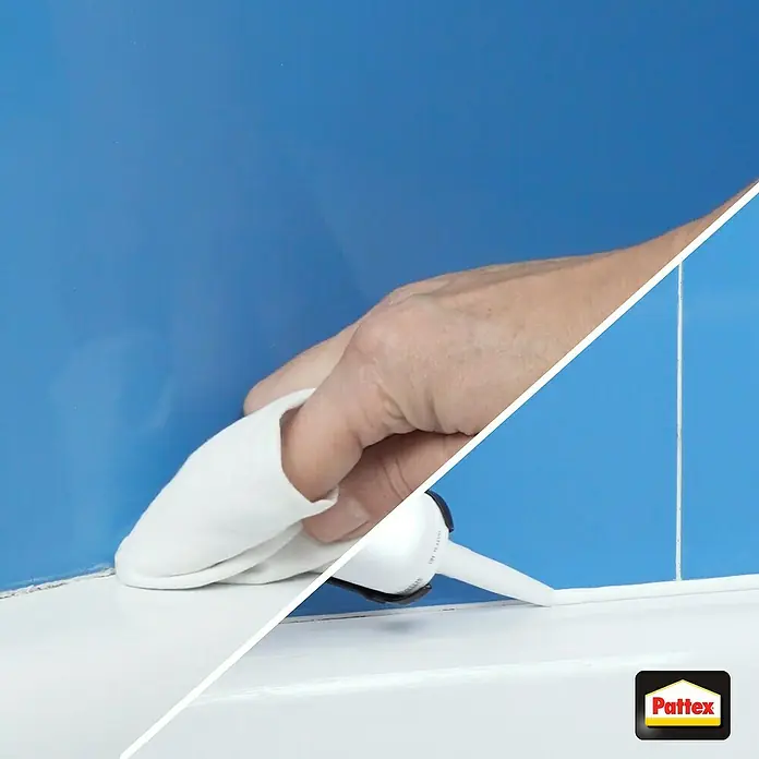 Pattex FugenhaiMaterial Klinge: Edelstahl - Das Bild zeigt die Anwendung von Pattex Dichtstoff, um Fugen abzudichten, wobei eine Hand mit einem Tuch die Oberfläche glättet.
