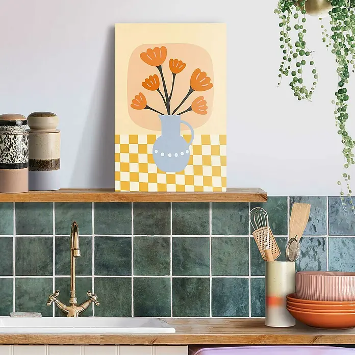 Reinders Leinwandbild Giclee on Canvas - Bloom Vase, B x H: 20 x 30 cm - Ein farbenfrohes Küchendekor mit einem abstrakten Blumenbild, das über grünen Fliesen und neben Geschirr auf einem Regal platziert ist.