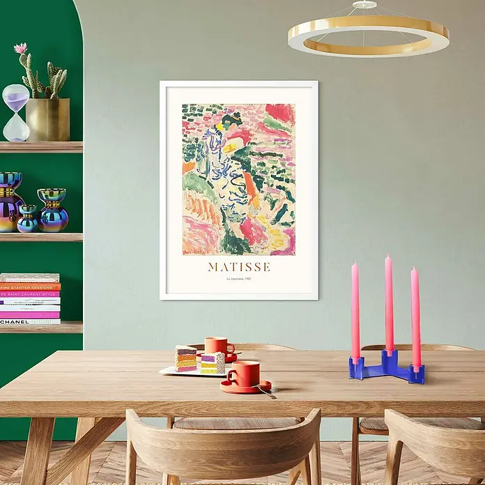 Reinders Bild Modern Frame - Matisse Garden Colours, B x H: 50 x 70 cm - Ein gerahmtes "Matisse La Japonaise, 1905" Poster hängt über einem Holztisch und verleiht dem Raum eine künstlerische Note.