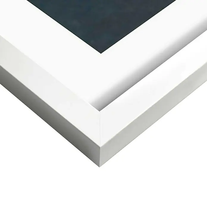 Reinders Bild Modern Frame - Flower Boots, B x H: 50 x 70 cm - Nahaufnahme eines weißen Bilderrahmen-Eckstücks, das die elegante Verarbeitung und das moderne Design des Rahmens hervorhebt.