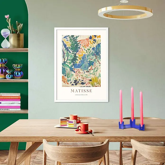 Reinders Bild Modern FrameMatisse Primary Garden, B x H: 50 x 70 cm - Das Matisse "Landschaft von Collioure, 1905" Poster, gerahmt in Weiß, hängt an einer farblich abgestimmten Wand über einem Esstisch.