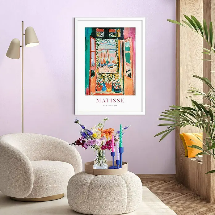 Reinders Bild Modern Frame - Matisse Window, B x H: 50 x 70 cm - Ein gerahmtes Matisse-Poster "Das offene Fenster, 1905" an einer lila Wand, das einem Raum mit Sesseln und Pflanzen Farbe verleiht.
