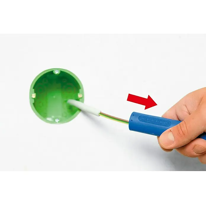 Weicon Rundkabel Stripper No. 13 - Länge: 120 mm - Stromkabel wird mit einem blauen Werkzeug, wahrscheinlich einem Abisolierwerkzeug, in eine grüne Wanddose eingeführt.