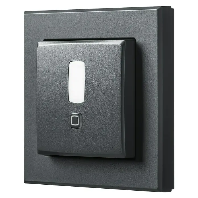 Homematic IP Bewegungsmelder HmIP-SMI55-A - Anthrazit, Batteriebetrieben, 150 m - Nahaufnahme eines grauen Lichtschalters mit einem hellen, länglichen Licht und einer quadratischen Taste, montiert auf einer dunkleren grauen Wandplatte.