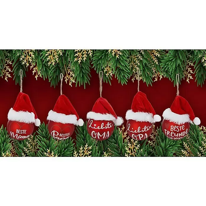 Weihnachtskugeln Mit Weihnachtsmütze - Rot, Glas, Durchmesser: 6 cm, 1 Stk. - Fünf rote Weihnachtskugeln mit Weihnachtsmützen, personalisiert mit weißem deutschem Text, hängen an Tannenzweigen.