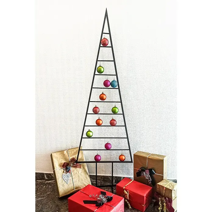 Metall-Weihnachtsbaum - Höhe: 150 cm, Anthrazit, Metall - Dekorative Weihnachtsbaum-Alternative mit bunten Kugeln und festlich verpackten Geschenken, die eine gemütliche Atmosphäre schaffen.