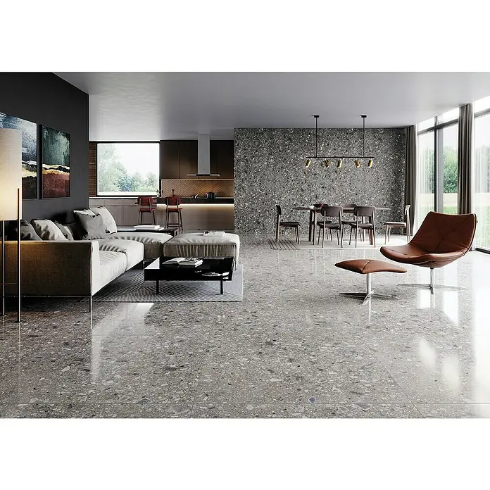 Feinsteinzeugfliese Terrazzo Ceppo - 59,7 x 119,7 cm, Graphit, Matt - Elegantes Wohnzimmer mit grauem Terrazzoboden, der dem Raum eine moderne und stilvolle Note verleiht. Die glänzende Oberfläche reflektiert das Licht.
