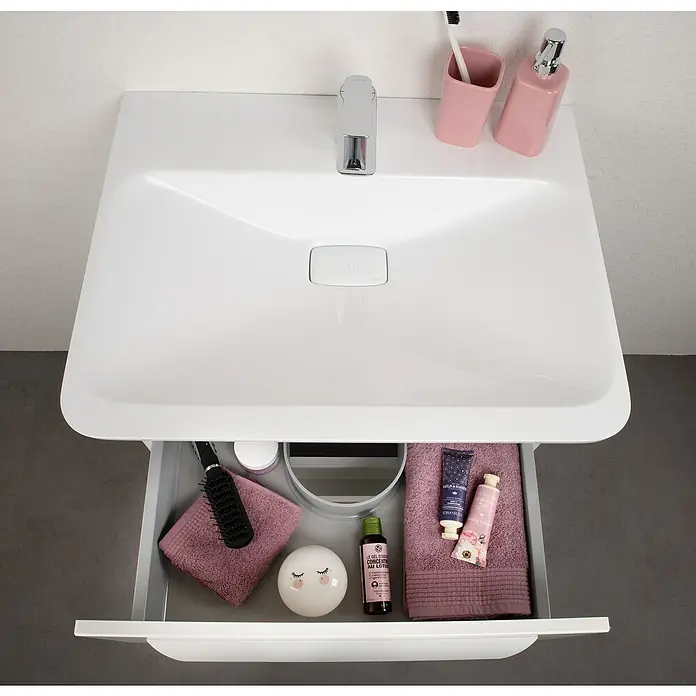 Lanzet M9 Einbauwaschbecken67,5 x 53,5 cm, Weiß, 1 Hahnloch - Ein modernes Badezimmerwaschbecken mit offenem Schubfach, das verschiedene Toilettenartikel und Handtücher zeigt.