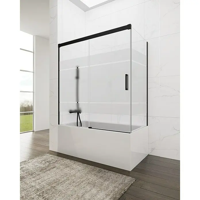 GME Pieza lateral para mampara de ducha Basic - An x Al: 74 x 150 cm, Vidrio serigrafiado, Negro - Aquí hay una bañera con una elegante mampara de ducha de vidrio transparente con marco negro, que complementa un diseño de baño moderno.