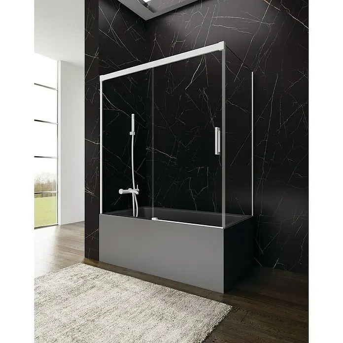 GME Pieza lateral para mampara de ducha Basic - An x Al: 69 x 150 cm, Vidrio transparente, Blanco - La imagen muestra una bañera moderna con una mampara de cristal y un marco de bañera gris contra una pared de mármol.